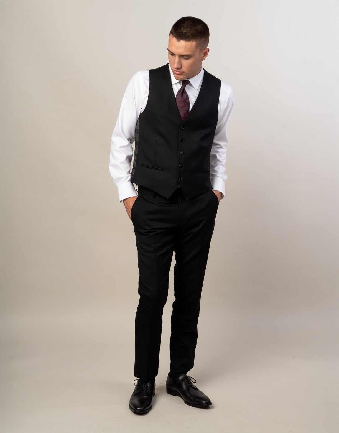 Ollie is 186cm wearing size 88