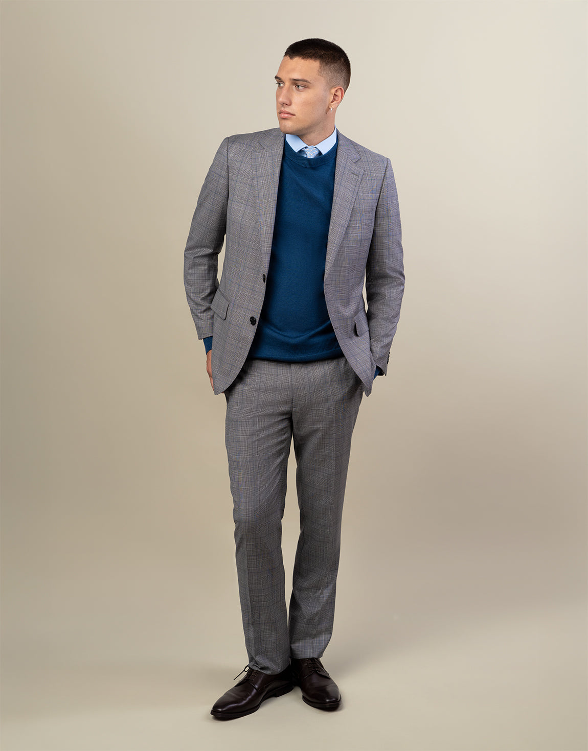 Ollie is 186cm wearing size 100 Regular jacket & 88 trouser
