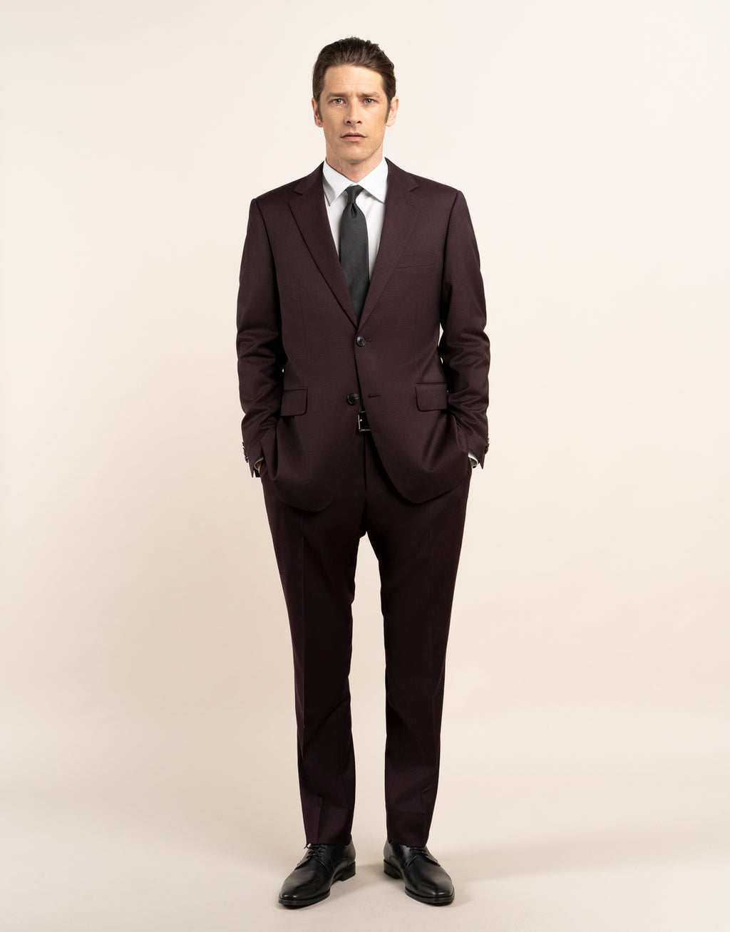 Vinnie is 185cm wearing size 96 Regular jacket & 84 trouser