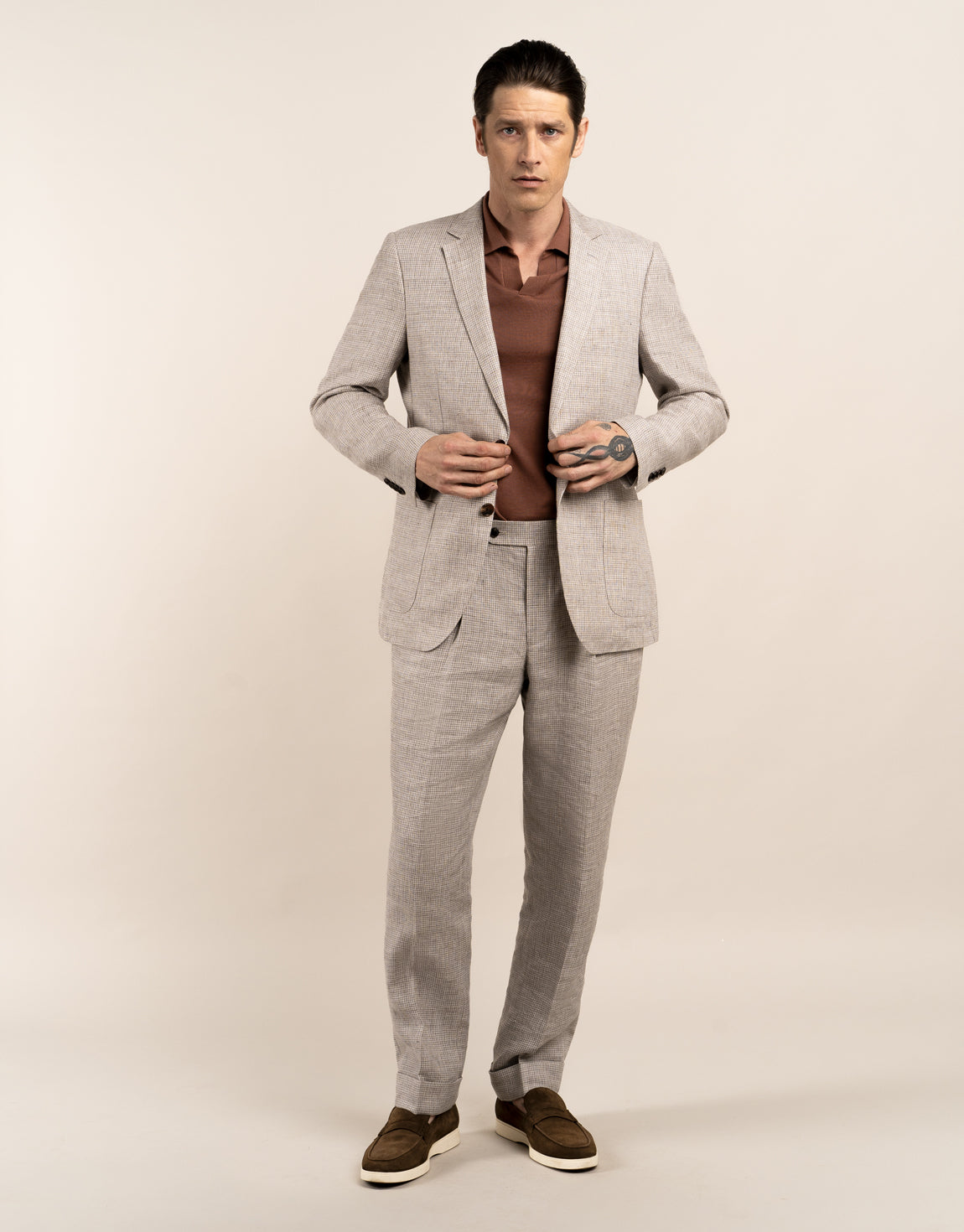 Vinnie is 185cm wearing size 100 Regular jacket & 84 trouser