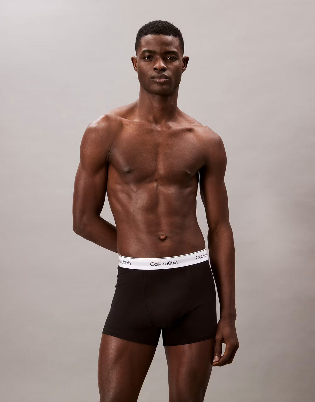 Model is 6'1" wearing size M