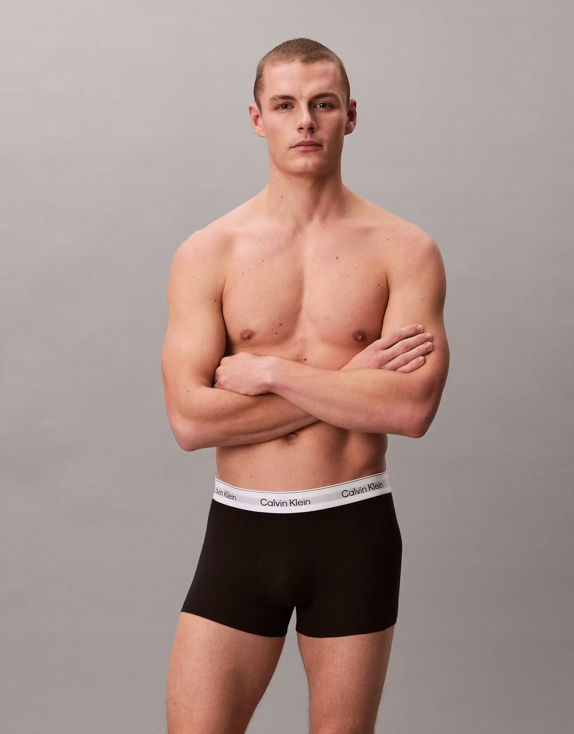 Model is 6'1" wearing size M