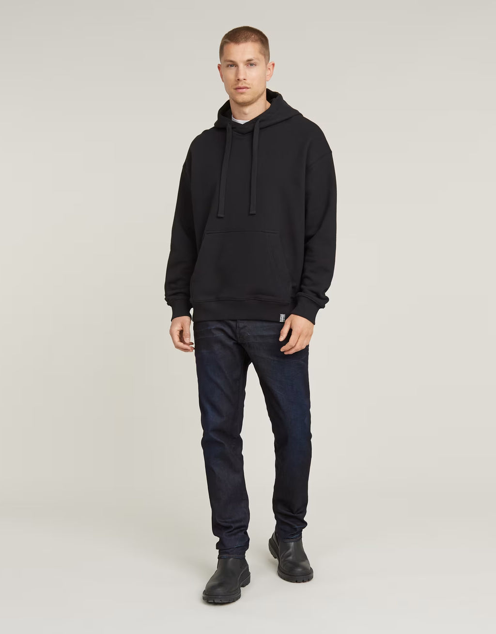 Model is 1.88m and is wearing a size 32/32 (Waist 80cm, Hips 100cm)