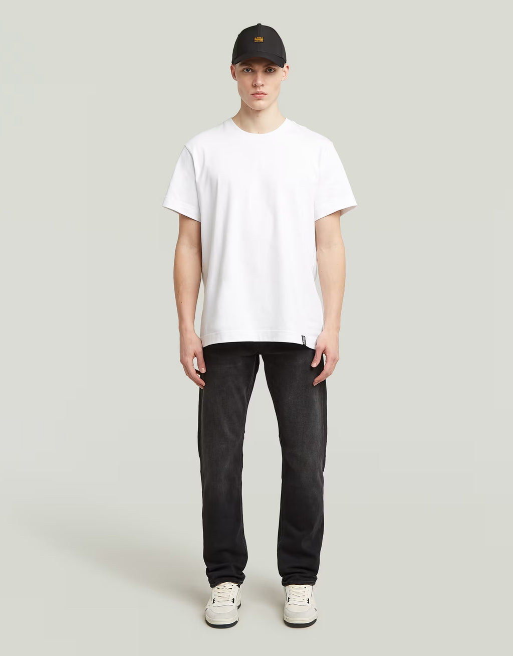Model is 1.91m and is wearing a size 32/32 (Waist 80cm, Hips 99cm)